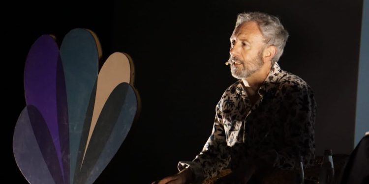 El filósofo y jardinero Santiago Beruete, autor de 'Jardinosofía' en conversación con Paula Villegas en el festival Hay Medellín 2023.