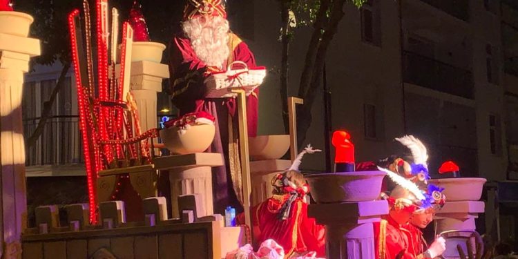 Miles de personas se han concentrado en Vila para disfrutar de la cabalgata de los Reyes Magos. Fotos: NouDiari.