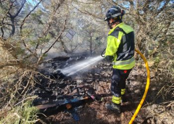 Conato de incendio por una fogata mal apagada cerca de Platges de Comte. Foto: Bomberos Ibiza.