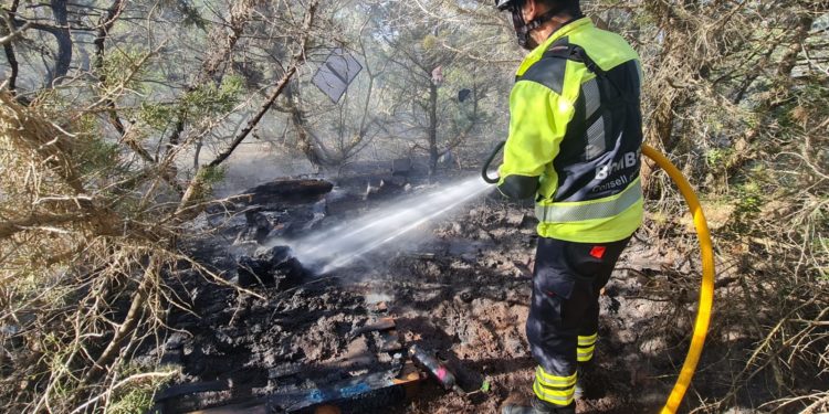 Conato de incendio por una fogata mal apagada cerca de Platges de Comte. Foto: Bomberos Ibiza.