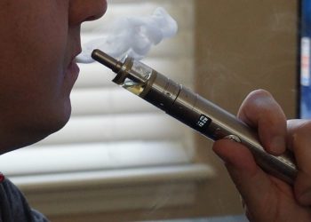 Una persona vapeando, en una imagen de archivo.