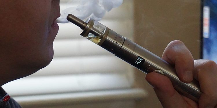 Una persona vapeando, en una imagen de archivo.