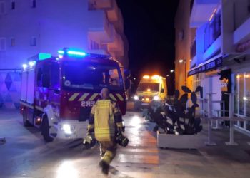 Actuación de los bomberos en un incendio de una vivienda en octubre de 2022