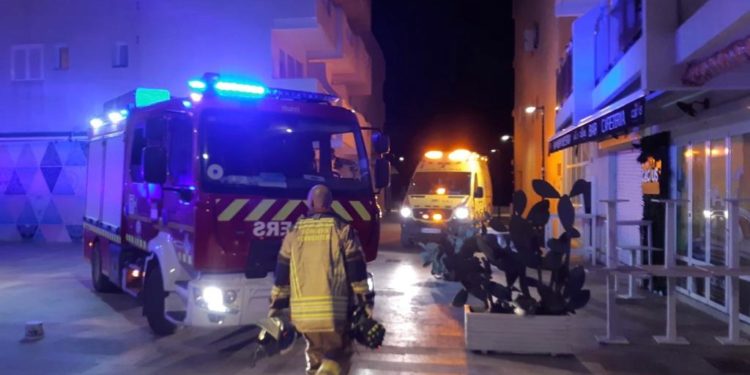 Actuación de los bomberos en un incendio de una vivienda en octubre de 2022