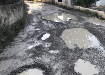 Enormes baches y charcos que los vehículos no pueden esquivar en estas calles de Port des Torrent