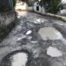 Enormes baches y charcos que los vehículos no pueden esquivar en estas calles de Port des Torrent