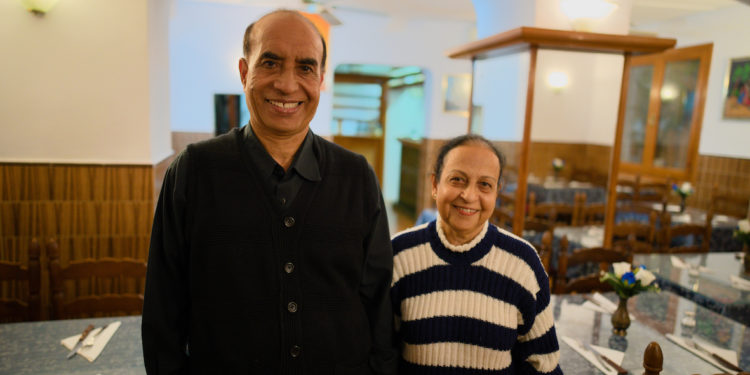 Baldev Singh Sidhu Sidhu y Jasbir Kaur Sidhu Sidhu posan en la entrada de su restaurante. Foto Enrique Villalonga