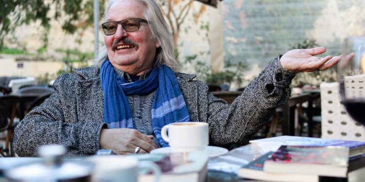 Bruce Sterling durante la entrevista en una cafetería de la plaza del Parque. Foto Toni Escobar
