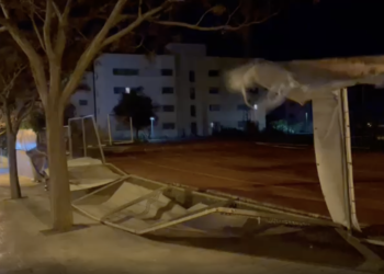 Captura del vídeo que muestra el cerramiento derribado instantes después del suceso y cuando todavía arreciaba el viento.