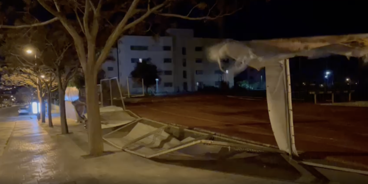 Captura del vídeo que muestra el cerramiento derribado instantes después del suceso y cuando todavía arreciaba el viento.