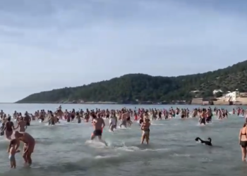 Primer baño del año en Ibiza. Imagen: Toni Escandell