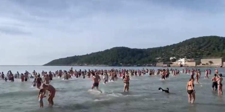 Primer baño del año en Ibiza. Imagen: Toni Escandell