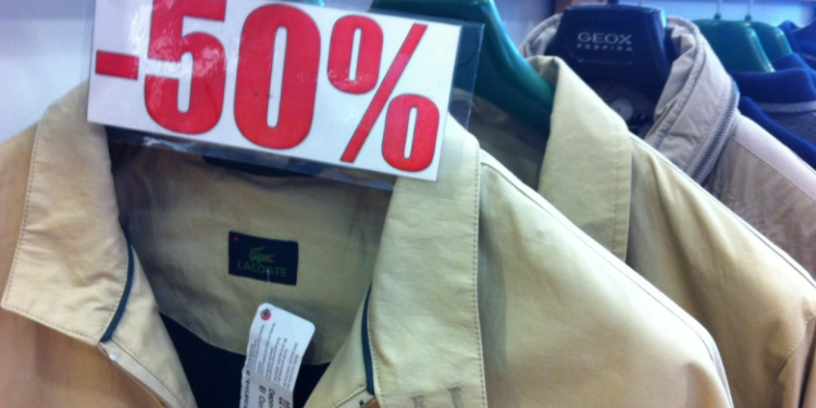 Imagen de archivo de ropa de rebajas en un establecimiento de Sant Antoni. Foto: D.V.