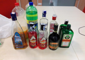 Imagen de archivo de bebidas requisadas en un botellón.