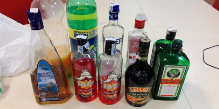 Imagen de archivo de bebidas requisadas en un botellón.