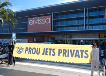 Imagen de una protesta reciente de Extinction Rebellion en el aeropuerto de Ibiza contra los jets privados. Foto: ER.