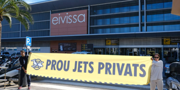 Imagen de una protesta reciente de Extinction Rebellion en el aeropuerto de Ibiza contra los jets privados. Foto: ER.