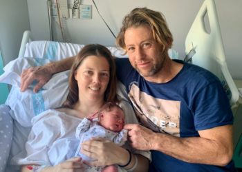 La madre y el padre junto al pequeño Mason en una imagen del Área de Salud de Menorca