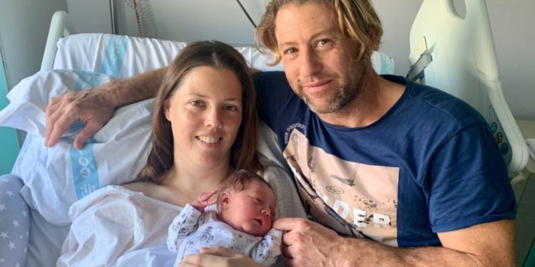 La madre y el padre junto al pequeño Mason en una imagen del Área de Salud de Menorca