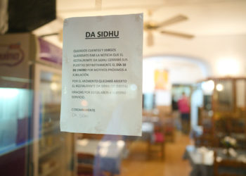 El cartel que anunciaba el cierre de la pizzería Da Sidhu hace una semana. Foto Enrique Villalonga