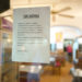 El cartel que anunciaba el cierre de la pizzería Da Sidhu hace una semana. Foto Enrique Villalonga
