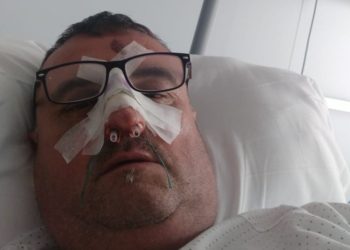 El sanitario agredido, tras la intervención a la que ha sido sometido, en una imagen subida por su familiar a Twitter para denunciar la situación.