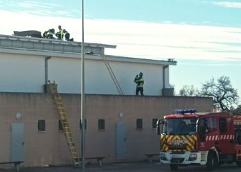 Los bomberos actúan en el techo del polideportivo del IES Algarb