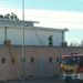 Los bomberos actúan en el techo del polideportivo del IES Algarb