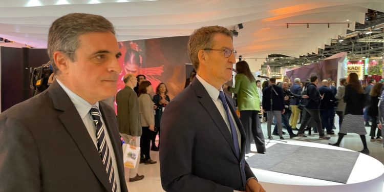 Visita de Feijóo al estand de Ibiza en la feria Fitur