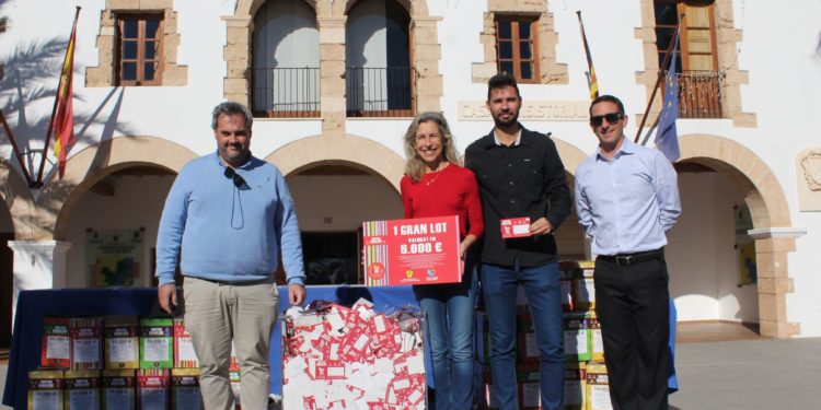 La alcaldesa de Santa Eulària, Carmen Ferrer, durante la celebración del sorteo esta mañana.