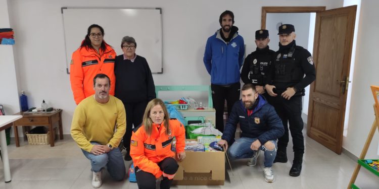 Este miércoles se ha iniciado el reparto de juguetes recogidos durante la campaña solidaria, impulsada por la Policía Local y Protección Civil. Foto: Ayuntamiento de Sant Antoni.