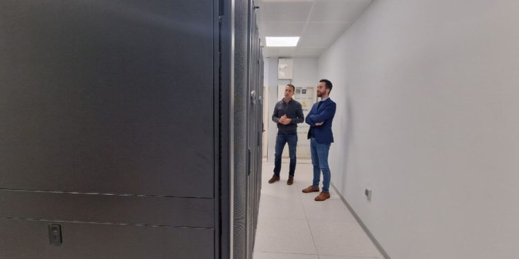 Xavier Santamaría y Javier Torres en las nuevas instalaciones del CPD.