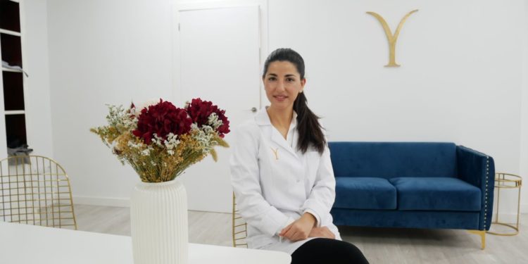 La doctora Yasmin Al Adib