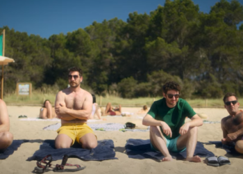 Un plano de la serie rodado en la playa de Port des Torrent. Crédito Netflix.