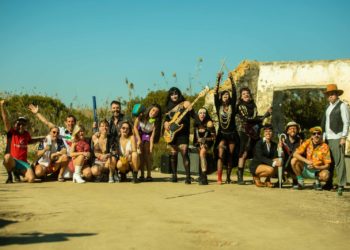 Las integrantes de Pvssydònia con parte de los actores y actrices que aparece en el videoclip. Créditos Pvssidònia