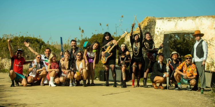 Las integrantes de Pvssydònia con parte de los actores y actrices que aparece en el videoclip. Créditos Pvssidònia
