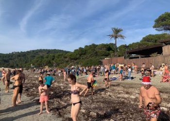 Primer baño del año en Ses Salines de Ibiza el 1 enero. Foto: NouDiari.