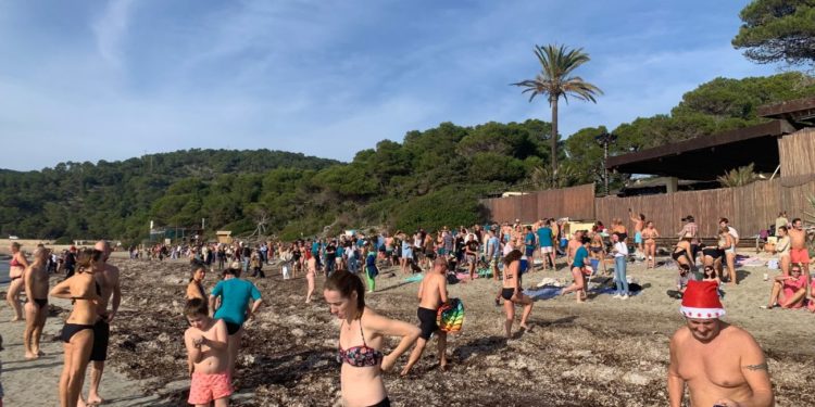 Primer baño del año en Ses Salines de Ibiza el 1 enero. Foto: NouDiari.