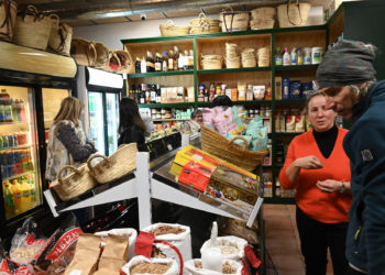 Lina Colomar atiende a los primeros clientes de Sa Botiga de Can Tixedó. Foto Paco Rocha.