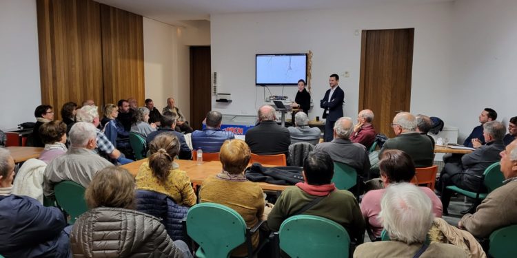 Reunión con los vecinos de Sant Mateu. Foto: Ayuntamiento de Sant Antoni.
