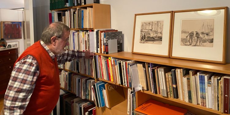 L'escriptor i pintor Josep Marí a casa seua. Foto: Toni Escandell.