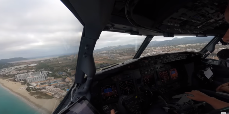 Vista del piloto del aterrizaje en Ibiza en un fotograma del vídeo. Créditos MightyMKL