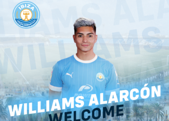 Williams Alarcón viste la camiseta celeste.