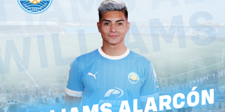 Williams Alarcón viste la camiseta celeste.