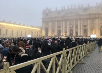 Una imagen de la plaza de San Pedro esta madrugada pocas horas antes del inicio del funeral de Benedicto XVI