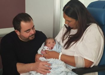 Vicent Tur Verdera, natural de Formentera, y Fátima Zohra El Krouti, de Marruecos, con su pequeño Nil.