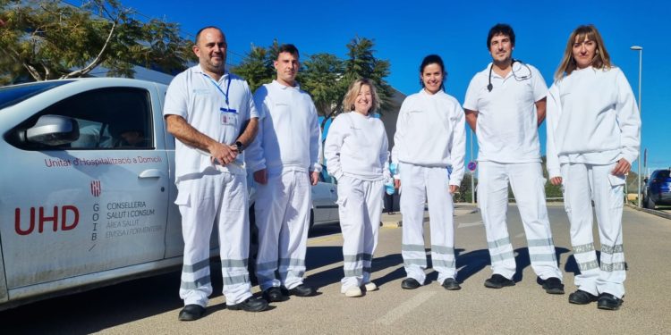 Parte del equipo de la UHD: de izquierda a derecha, el doctor Mario García Lezcano; Francisco Javier Tapia Vives, enfermero; Silvia Espasa Sandalinas, enfermera; la doctora Paula Martínez Sancho; el doctor Julen Landín, y Ana Herguedas Vaquerizo, enfermera.