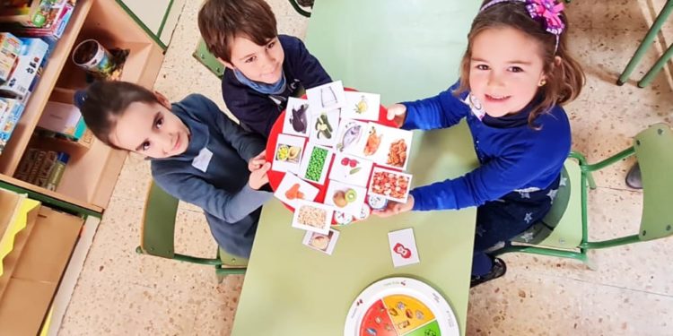 Escolares del CEIP Can Misses en uno de los talleres de Alimentación Saludable