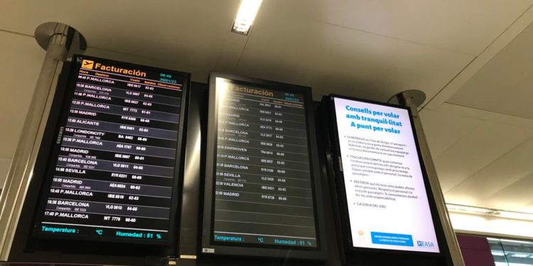 Pantalla de salidas sin incidencias a primera hora de la mañana de hoy. Foto Noudiari