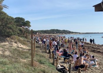 La playa de ses Salines se ha llenado este domingo para dar la bienvenida al 2023. Foto: Toni Escandell.